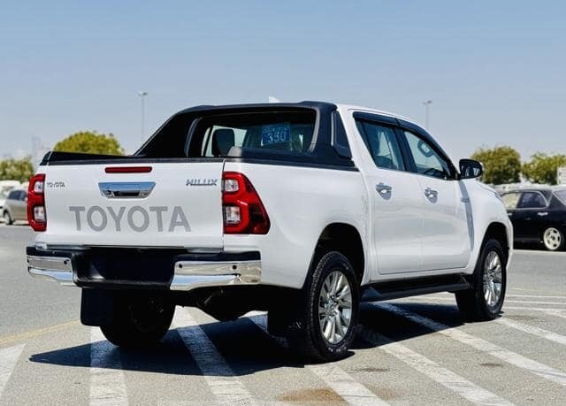 Toyota Hilux double cabin 2024.