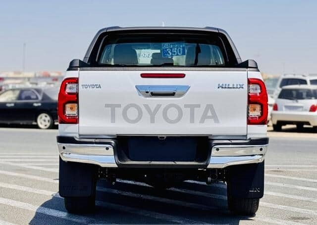 Toyota Hilux double cabin 2024.