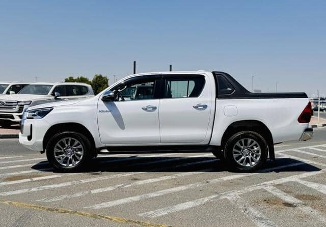 Toyota Hilux double cabin 2024.