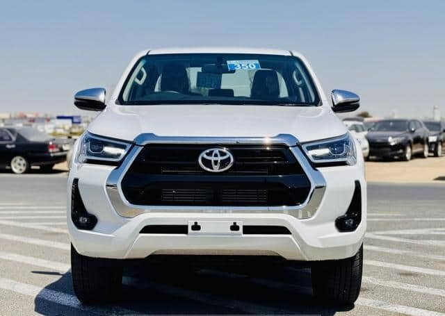 Toyota Hilux double cabin 2024.
